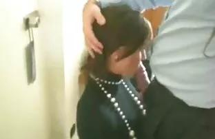 Ured drolja udara svog šefa. Zabavi se