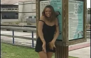 Seksi brineta razmetljive trake i bljeskovi u javnosti