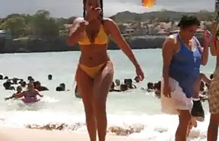 Prsata djevojka u prozirnom bikiniju
