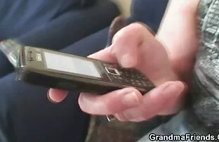 Prljava baka se igra sa svojom macom, a zatim uzima dva cocka