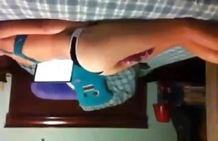 Lijepa tinejdžerska suknja grba i pokazuje koliko je njezina maca mokra u hindi seksi video filmu