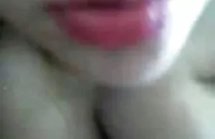 Arapska djevojka Salwa puše