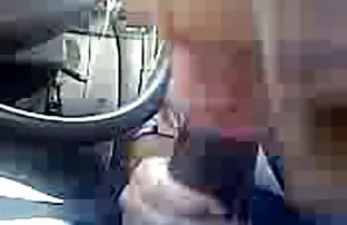 Amaterska glava duboko u vožnji automobila