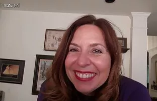Nestašna američka mama koja se igra sama sa sobom