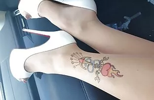 Tetovaža gležnja My Feet i voajerska gornja suknja na visokim petama