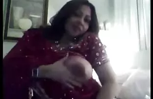 Vruća indijska djevojka pokazuje svoje velike sise, pussy show