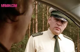 Odjeveni muškarci gole muške slavne osobe koje se spuštaju