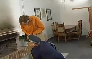 Velika nazubljena plavokosa mama